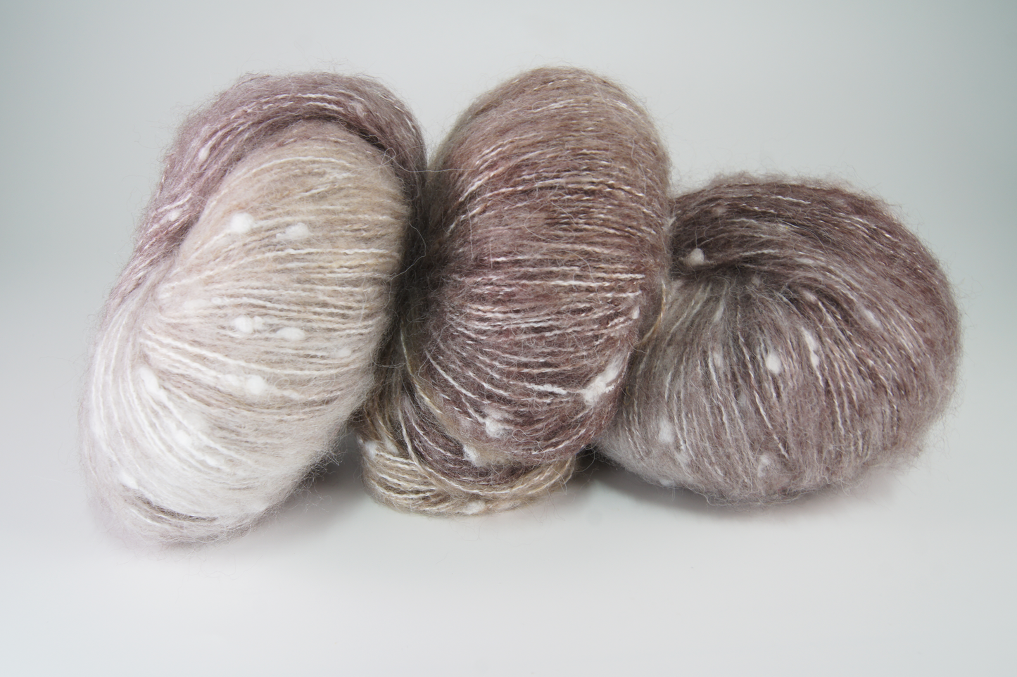 ポンポン付きふわふわグラデーション段染め毛糸 レインボーカラー50g