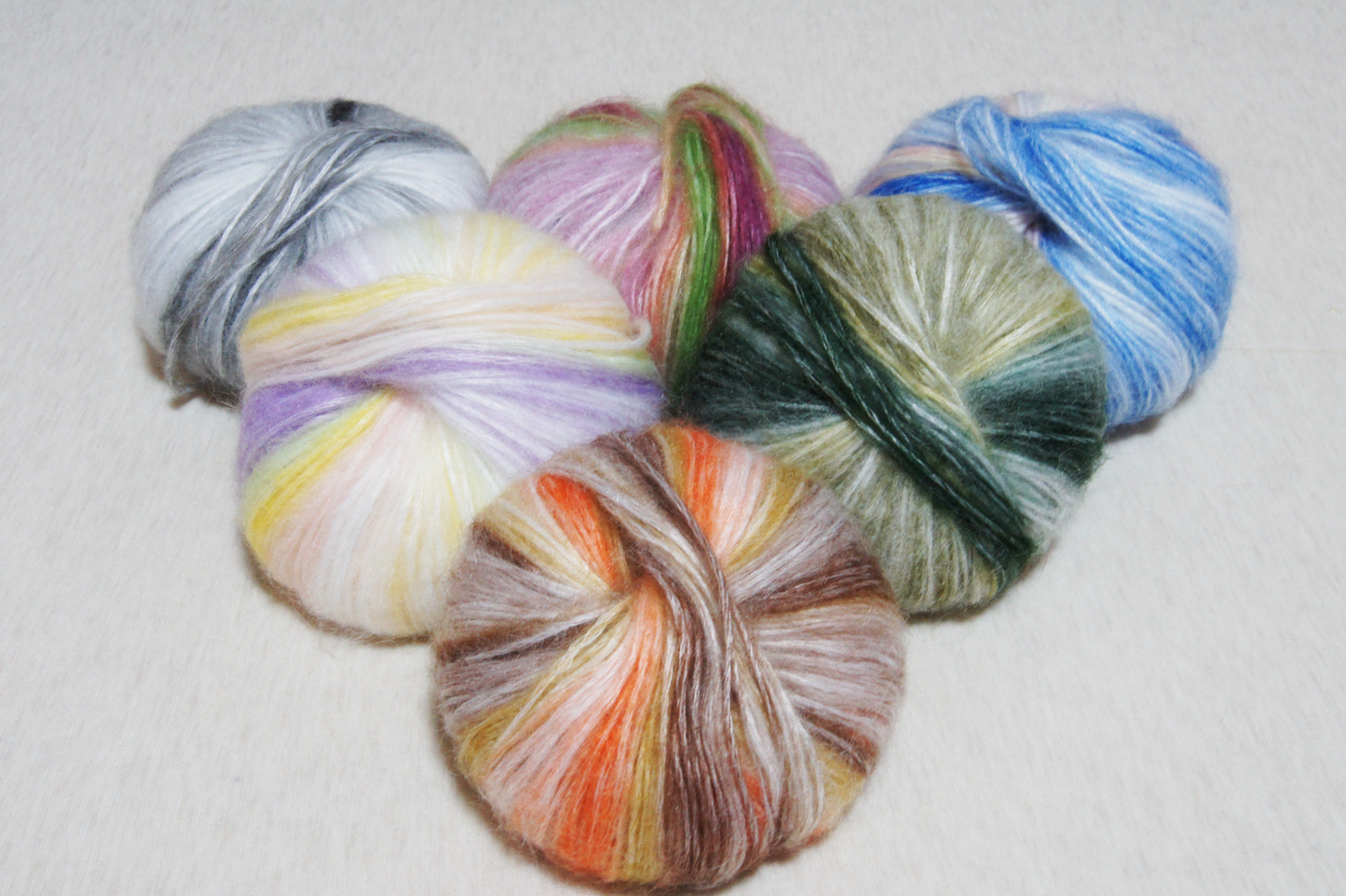 雲シリーズ 雲のように美しい段染め シルクモヘア 50g 防縮ウール配合 かぎ針3/0–7/0号・棒針6–10号対応