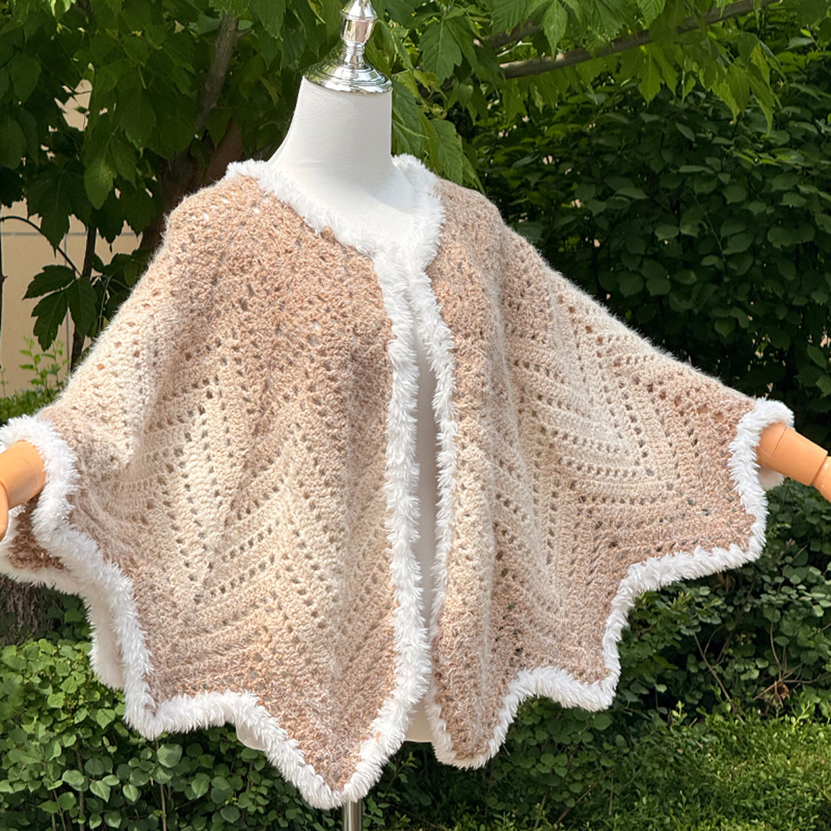 【手編みキット】Yuki Cape（雪ケープ）｜ロングファーヤーンで編む波模様のケープ｜雪のような白いファー＆ポンポン付き｜全17色・2サイズ｜編み図付き