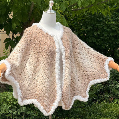 【手編みキット】Yuki Cape（雪ケープ）｜ロングファーヤーンで編む波模様のケープ｜雪のような白いファー＆ポンポン付き｜全17色・2サイズ｜編み図付き