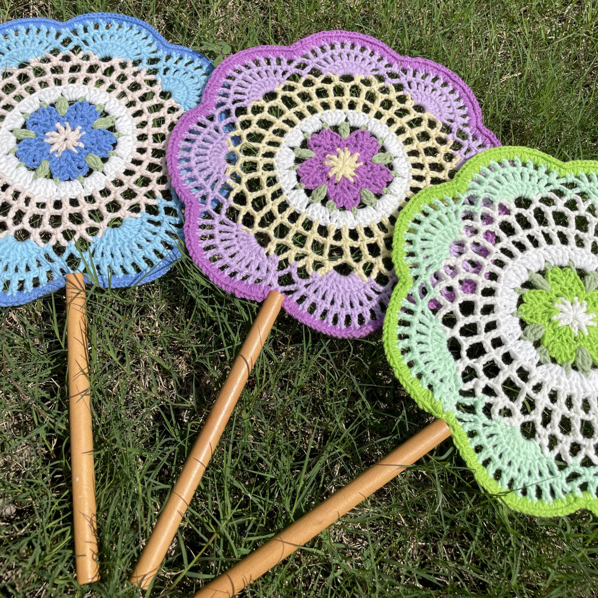 【手編みキット】Ami Uchiwa（あみうちわ）｜桜シリーズ｜毛糸で作る桜の編みうちわ｜花びら型フレーム付き｜繊細なレース編み｜編み図＋編み動画付き