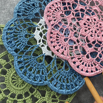 【手編みキット】Ami Uchiwa（あみうちわ）｜レースシリーズ｜毛糸で作る編みうちわ｜花びら型フレーム付き｜ドイリーのような繊細なレース模様｜100％コットン｜編み図付き（一部動画あり）