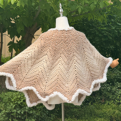【手編みキット】Yuki Cape（雪ケープ）｜ロングファーヤーンで編む波模様のケープ｜雪のような白いファー＆ポンポン付き｜全17色・2サイズ｜編み図付き