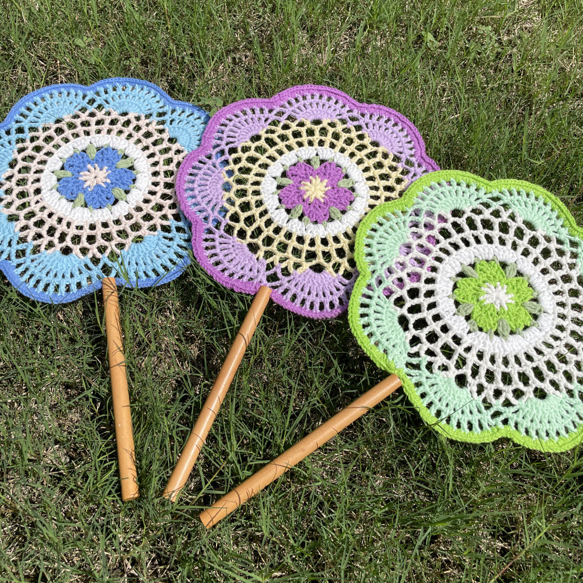 【手編みキット】Ami Uchiwa（あみうちわ）｜桜シリーズ｜毛糸で作る桜の編みうちわ｜花びら型フレーム付き｜繊細なレース編み｜編み図＋編み動画付き