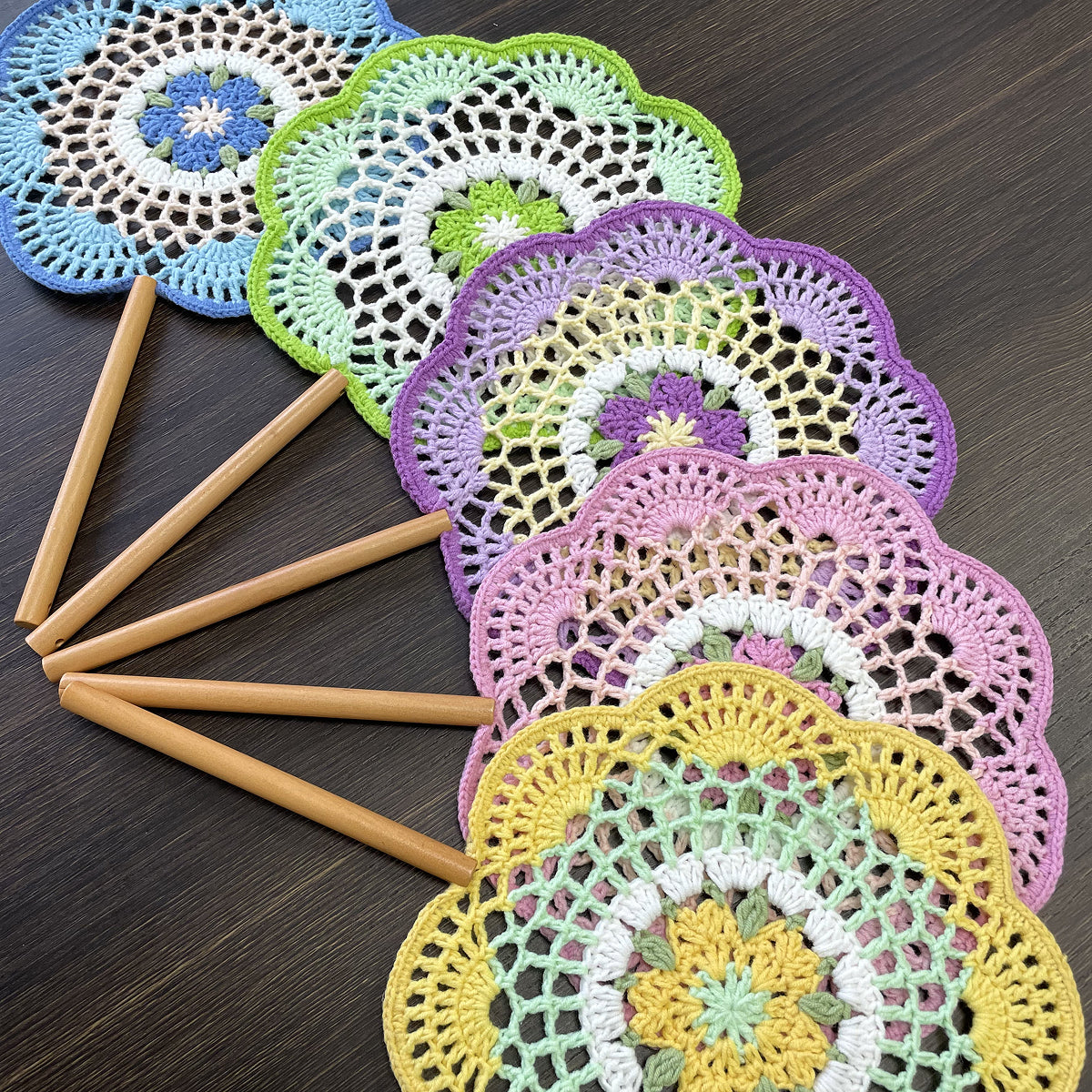 【手編みキット】Ami Uchiwa（あみうちわ）｜桜シリーズ｜毛糸で作る桜の編みうちわ｜花びら型フレーム付き｜繊細なレース編み｜編み図＋編み動画付き