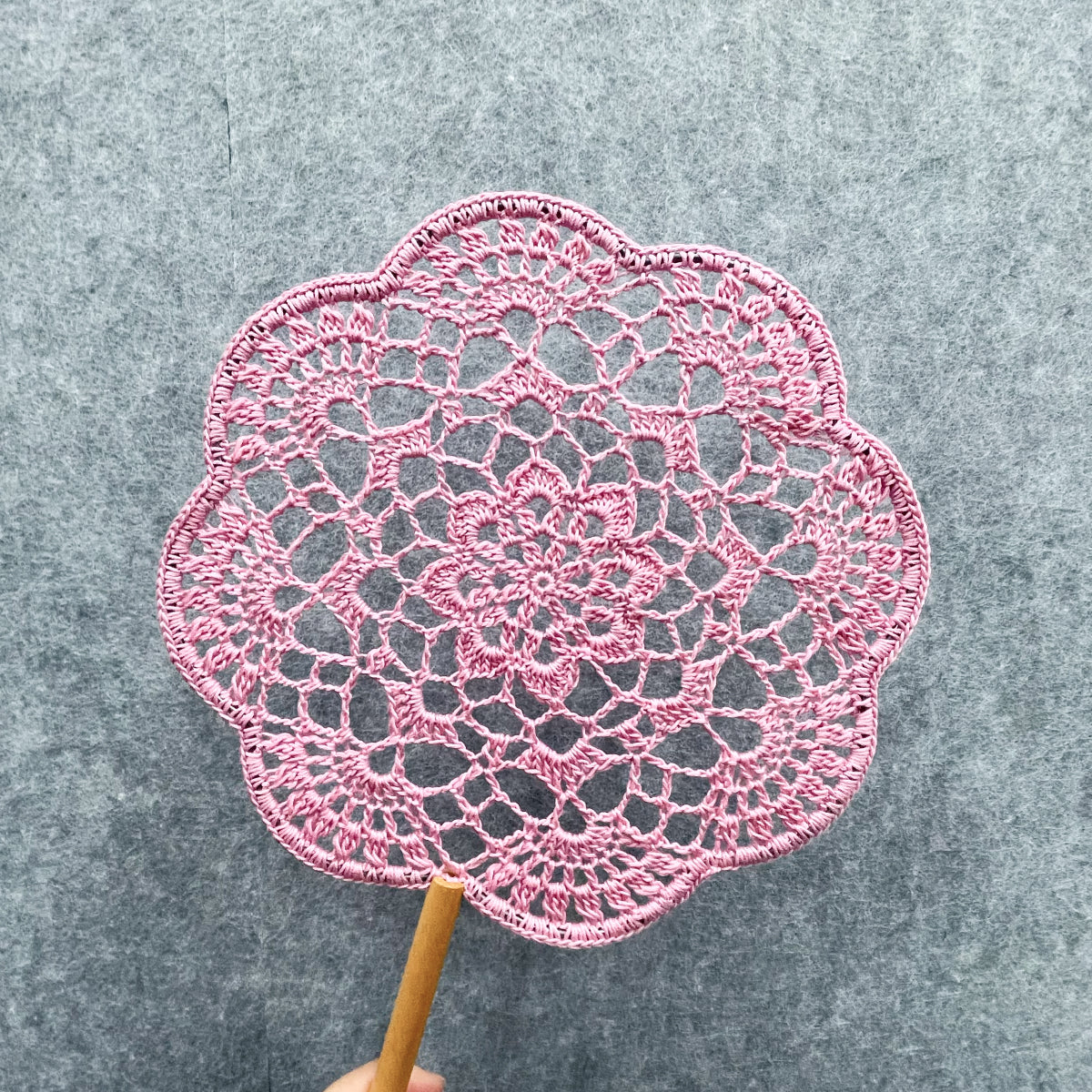 【手編みキット】Ami Uchiwa（あみうちわ）｜レースシリーズ｜毛糸で作る編みうちわ｜花びら型フレーム付き｜ドイリーのような繊細なレース模様｜100％コットン｜編み図付き（一部動画あり）