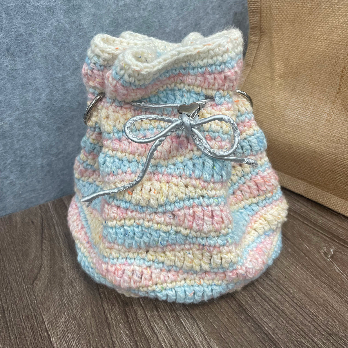【手編みキット】Mousse Bag（ムースバッグ）｜4色淡色ミックスの巾着バッグ｜Mousse Cotton使用｜パールチェーン＆ハートチャーム付き｜オールインワンキット｜編み図・動画付き