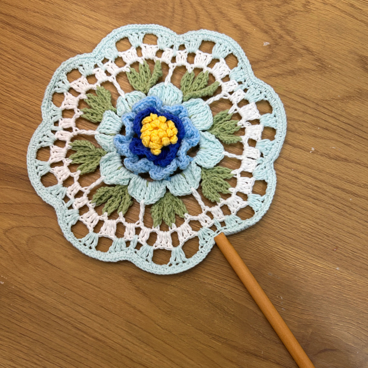 【手編みキット】Ami Uchiwa（あみうちわ）｜椿シリーズ｜毛糸で作る編みうちわ｜花びら型フレーム付き｜立体的な椿モチーフ｜編み動画付き