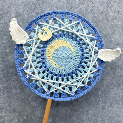 【手編みキット】Ami Uchiwa（あみうちわ）｜星月シリーズ｜毛糸で編む星と月のうちわ｜丸型フレーム付き｜繊細な透かし編み｜編み図＋編み動画付き