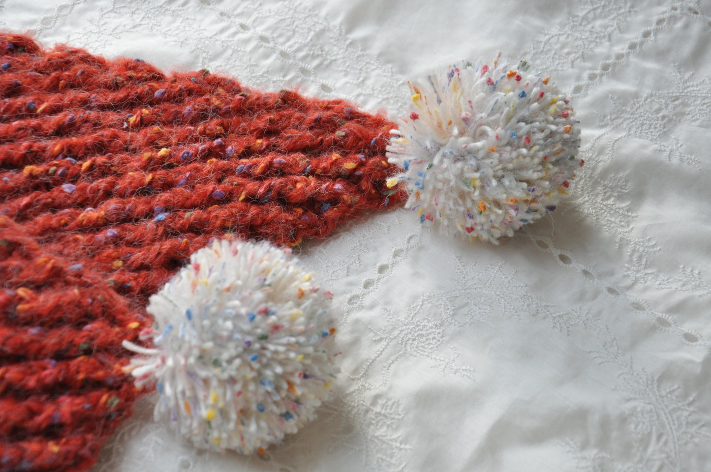 【毛糸キット】冬色のハーモニーショール｜赤×白の優しい配色で楽しむ手編みキット｜クリスマス・冬のおでかけ・新年コーデに