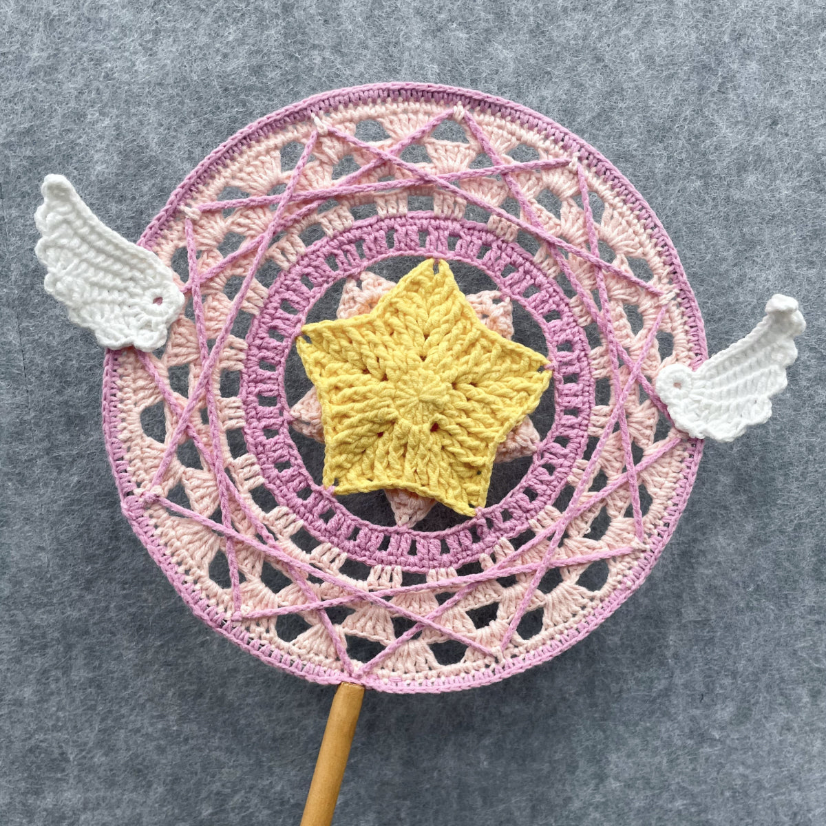 【手編みキット】Ami Uchiwa（あみうちわ）｜星月シリーズ｜毛糸で編む星と月のうちわ｜丸型フレーム付き｜繊細な透かし編み｜編み図＋編み動画付き