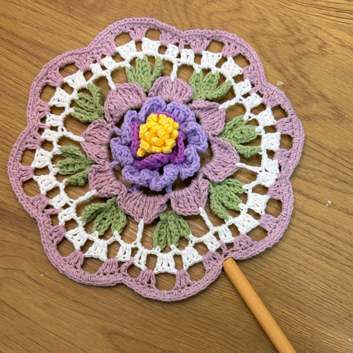 【手編みキット】Ami Uchiwa（あみうちわ）｜椿シリーズ｜毛糸で作る編みうちわ｜花びら型フレーム付き｜立体的な椿モチーフ｜編み動画付き