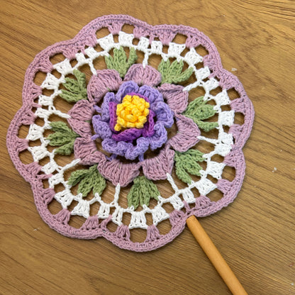 【手編みキット】Ami Uchiwa（あみうちわ）｜椿シリーズ｜毛糸で作る編みうちわ｜花びら型フレーム付き｜立体的な椿モチーフ｜編み動画付き