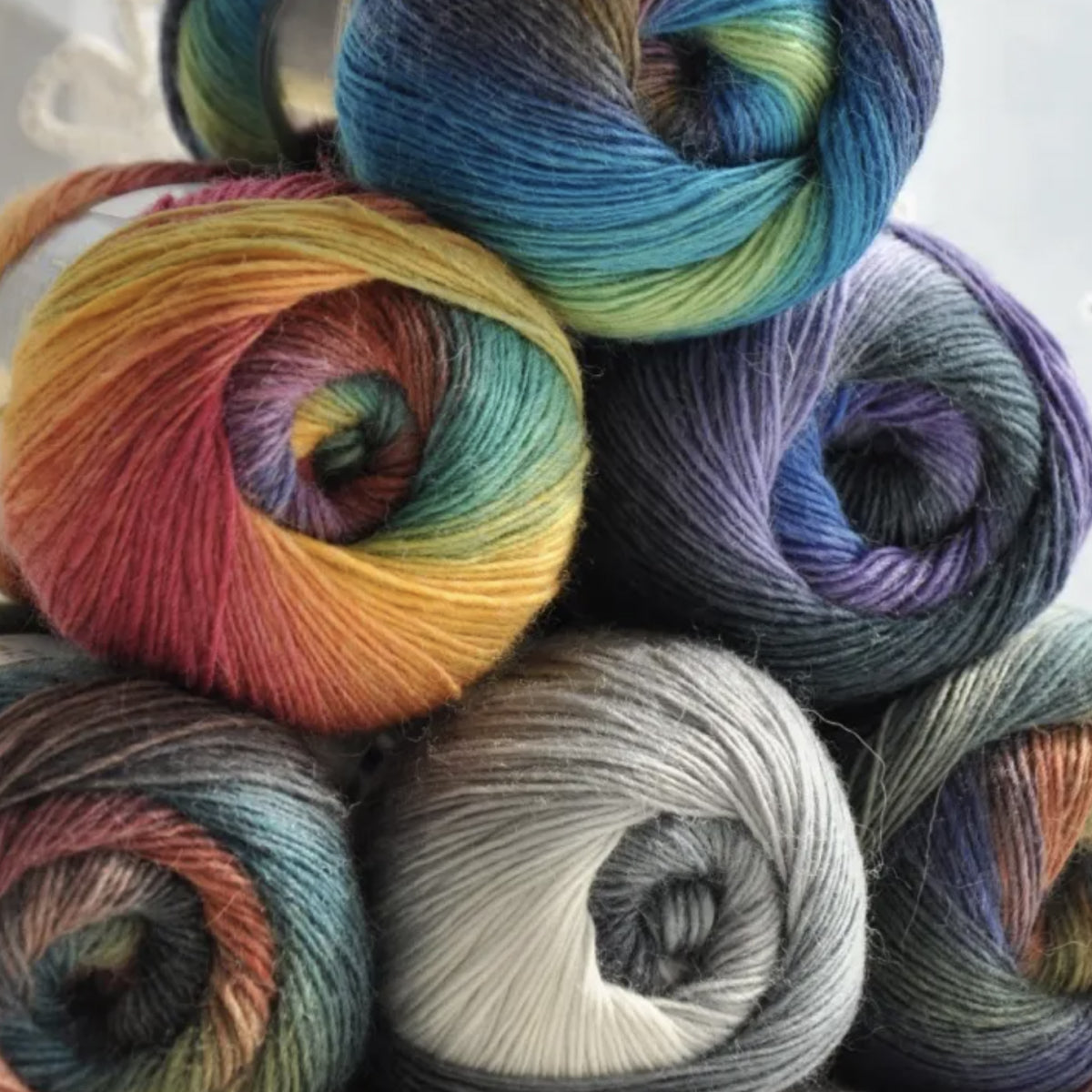 【100g】段染めウールSerenade（セレナーデ ）｜幻想的なグラデーション｜手紡ぎ風シングルツイスト｜ショール・ウェアに