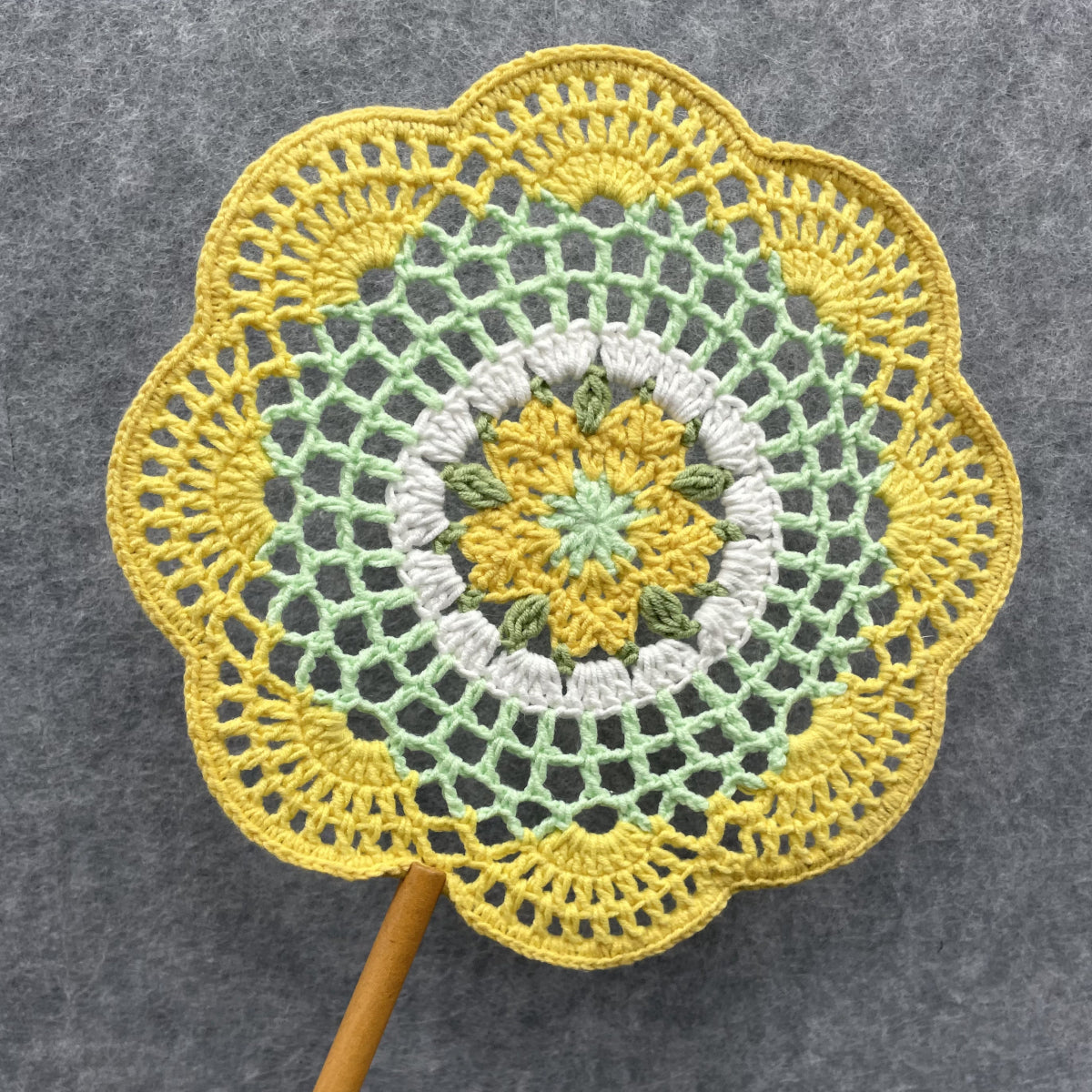 【手編みキット】Ami Uchiwa（あみうちわ）｜桜シリーズ｜毛糸で作る桜の編みうちわ｜花びら型フレーム付き｜繊細なレース編み｜編み図＋編み動画付き