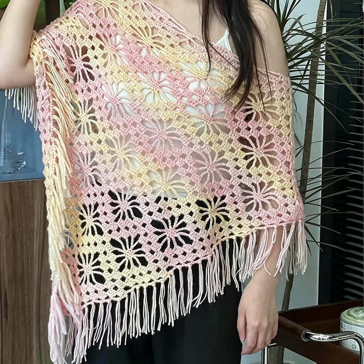 妖艶華麗✨　エイチナオト　コート　ロング　編み上げ　総柄　ラメ　切替　刺繍　黒 手編みキット】ブルームハナポンチョ｜花模様の透かし編みポンチョ