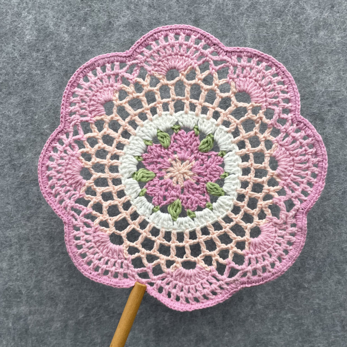 【手編みキット】Ami Uchiwa（あみうちわ）｜桜シリーズ｜毛糸で作る桜の編みうちわ｜花びら型フレーム付き｜繊細なレース編み｜編み図＋編み動画付き
