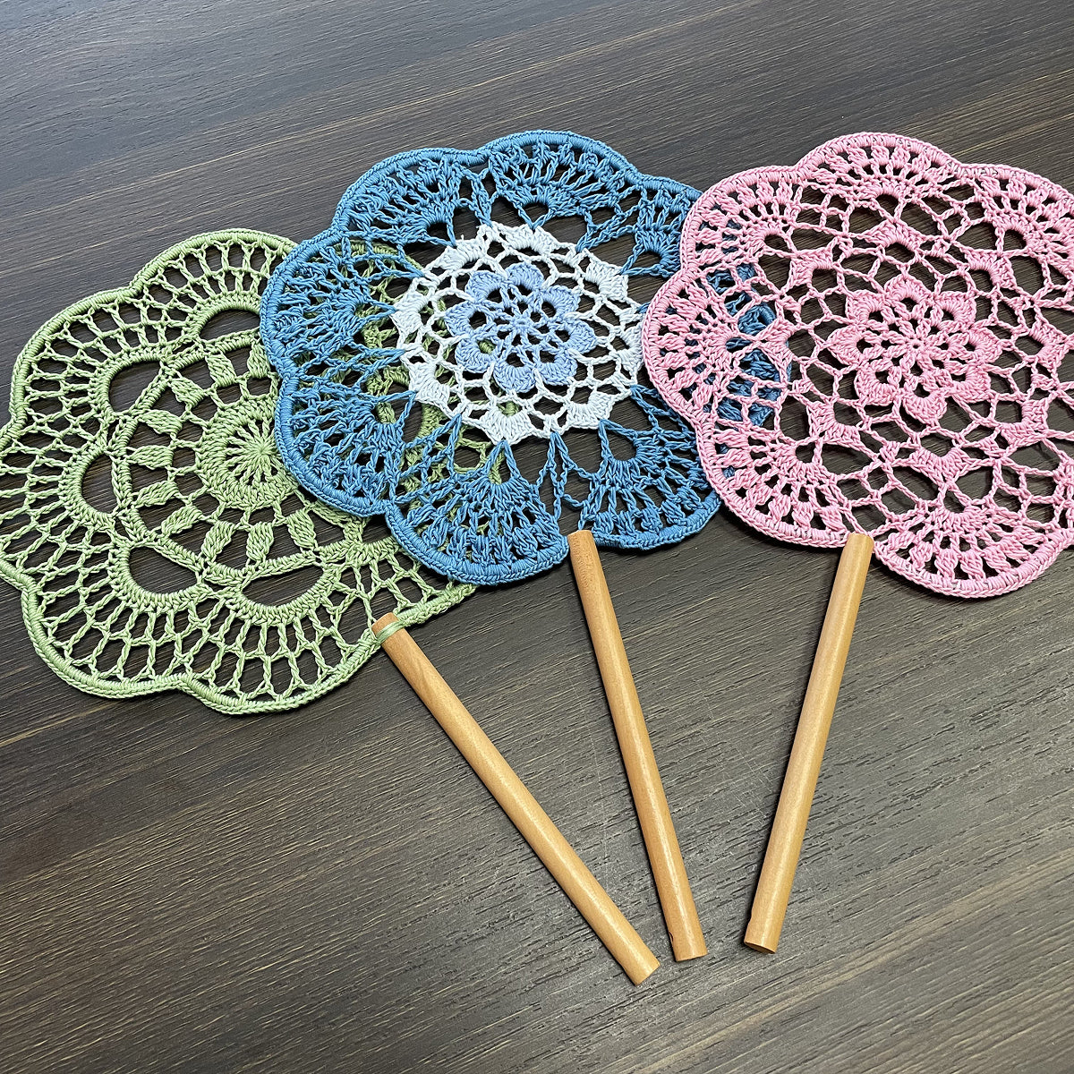 【手編みキット】Ami Uchiwa（あみうちわ）｜レースシリーズ｜毛糸で作る編みうちわ｜花びら型フレーム付き｜ドイリーのような繊細なレース模様｜100％コットン｜編み図付き（一部動画あり）