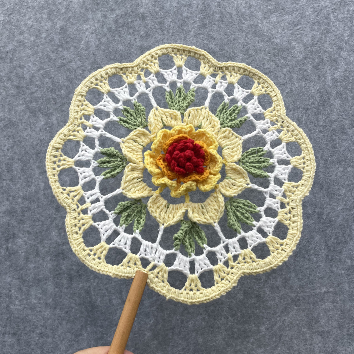 【手編みキット】Ami Uchiwa（あみうちわ）｜椿シリーズ｜毛糸で作る編みうちわ｜花びら型フレーム付き｜立体的な椿モチーフ｜編み動画付き