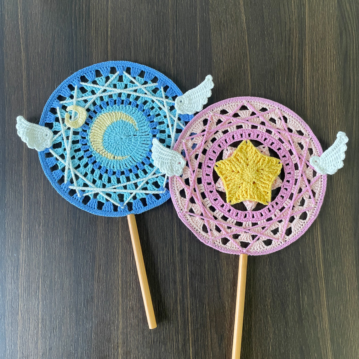 【手編みキット】Ami Uchiwa（あみうちわ）｜星月シリーズ｜毛糸で編む星と月のうちわ｜丸型フレーム付き｜繊細な透かし編み｜編み図＋編み動画付き