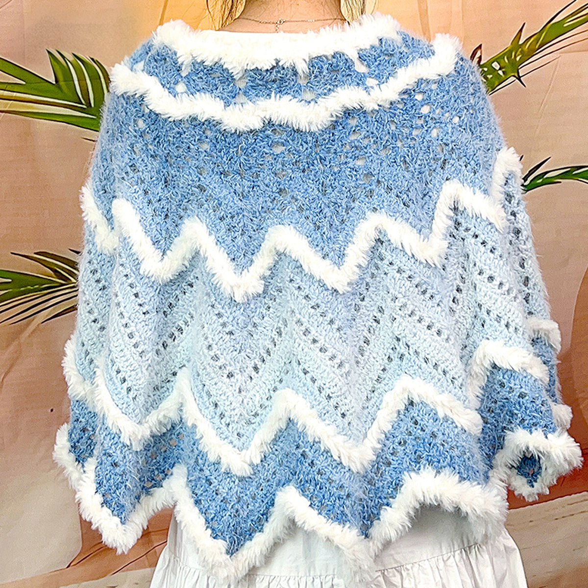【手編みキット】Yuki Cape（雪ケープ）｜ロングファーヤーンで編む波模様のケープ｜雪のような白いファー＆ポンポン付き｜全17色・2サイズ｜編み図付き