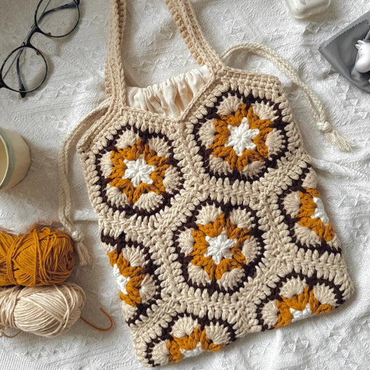 【手編みキット】六角花バッグ｜花モチーフのグラニースクエアバッグ｜ボトルホルダーにもなるデイジーチャーム付き｜初心者向け｜編み方付き