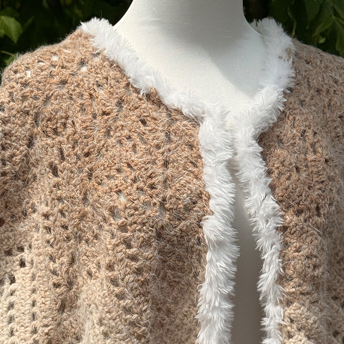 【手編みキット】Yuki Cape（雪ケープ）｜ロングファーヤーンで編む波模様のケープ｜雪のような白いファー＆ポンポン付き｜全17色・2サイズ｜編み図付き