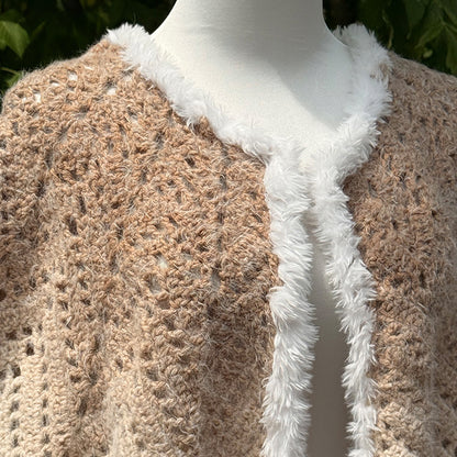 【手編みキット】Yuki Cape（雪ケープ）｜ロングファーヤーンで編む波模様のケープ｜雪のような白いファー＆ポンポン付き｜全17色・2サイズ｜編み図付き