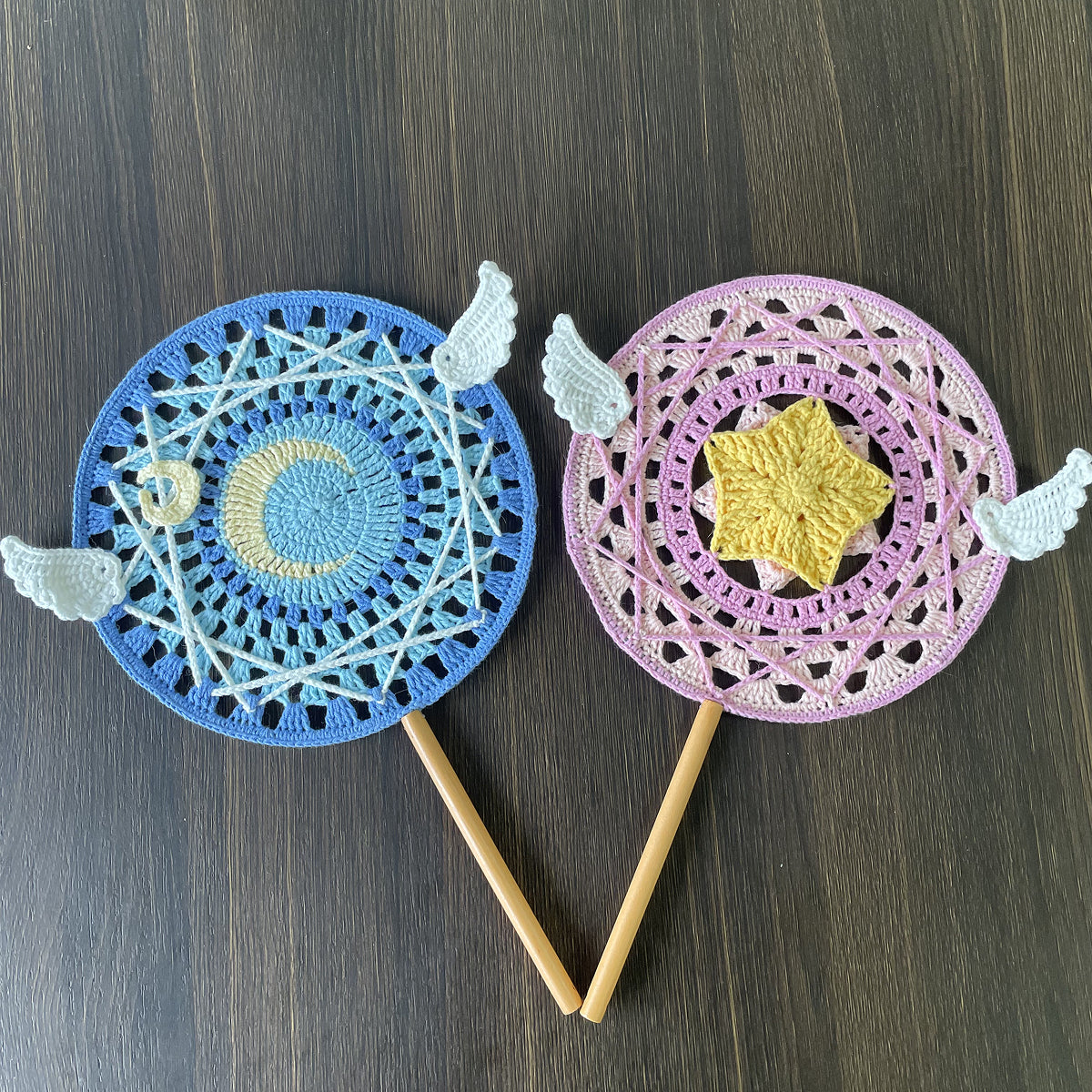 【手編みキット】Ami Uchiwa（あみうちわ）｜星月シリーズ｜毛糸で編む星と月のうちわ｜丸型フレーム付き｜繊細な透かし編み｜編み図＋編み動画付き