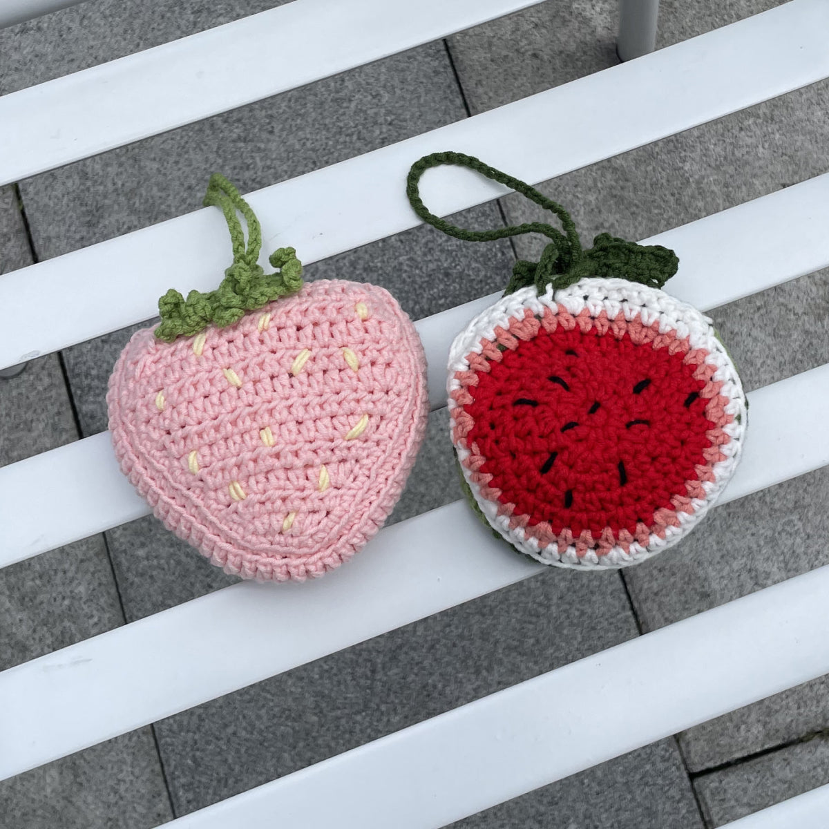 【手編みキット】Fruits Charm（フルーツチャーム）｜苺＆スイカ 2点セット｜バッグチャーム＆ペットボトルホルダーの2way仕様｜編み方動画付き