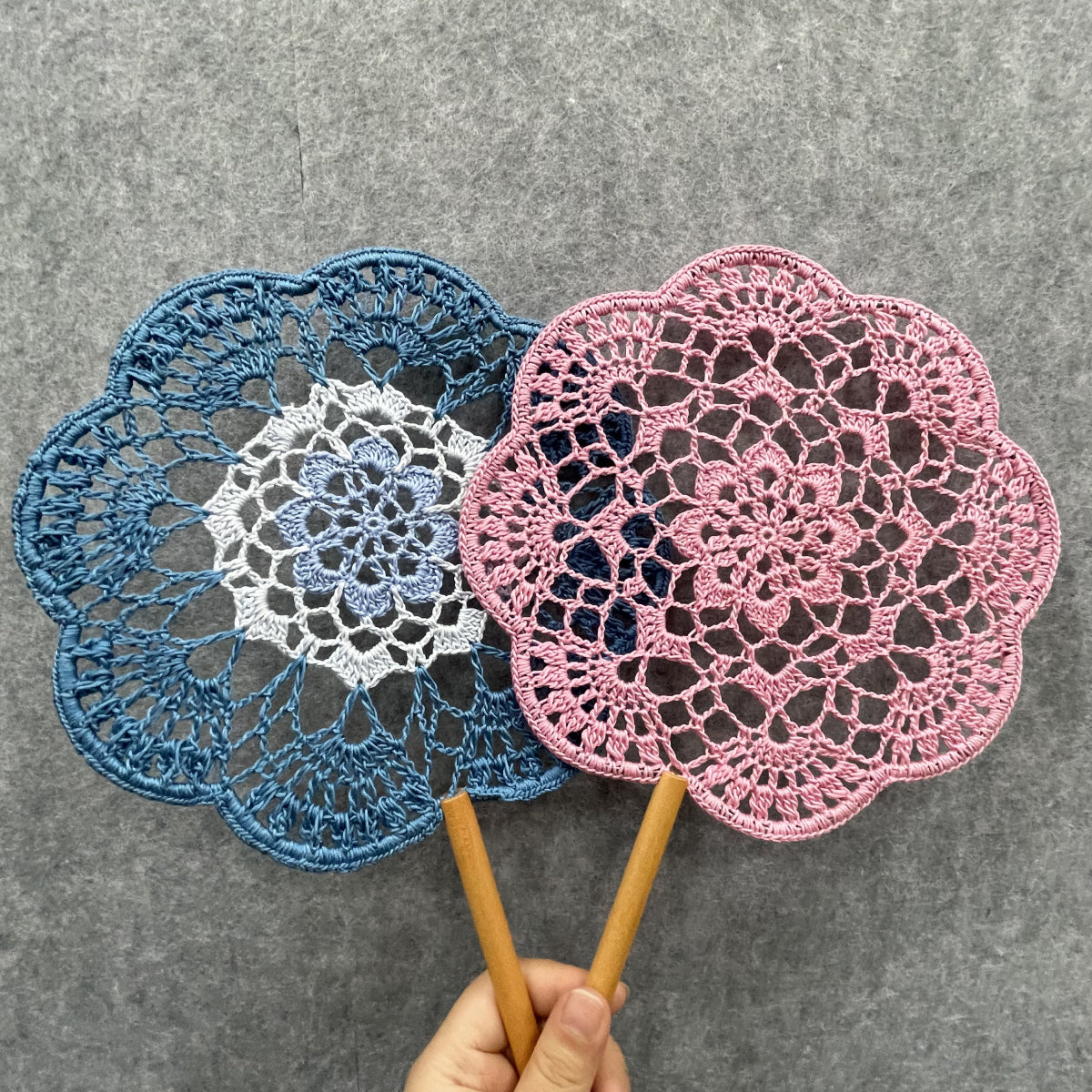 【手編みキット】Ami Uchiwa（あみうちわ）｜レースシリーズ｜毛糸で作る編みうちわ｜花びら型フレーム付き｜ドイリーのような繊細なレース模様｜100％コットン｜編み図付き（一部動画あり）