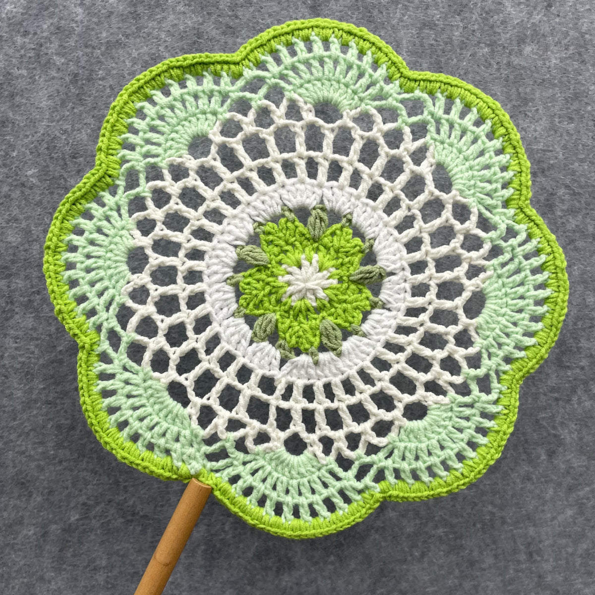【手編みキット】Ami Uchiwa（あみうちわ）｜桜シリーズ｜毛糸で作る桜の編みうちわ｜花びら型フレーム付き｜繊細なレース編み｜編み図＋編み動画付き