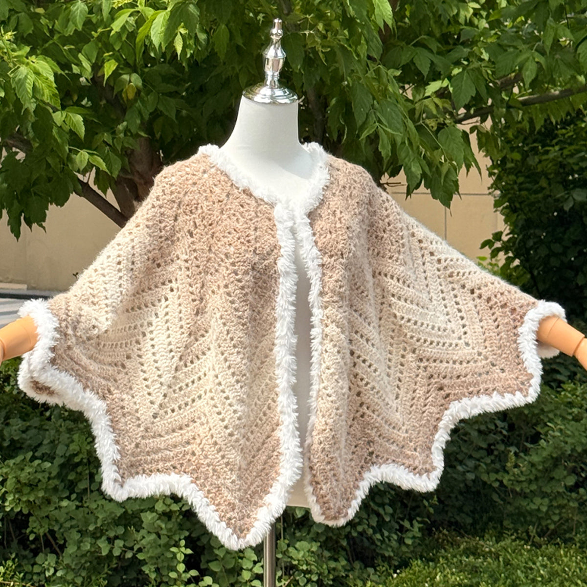 【手編みキット】Yuki Cape（雪ケープ）｜ロングファーヤーンで編む波模様のケープ｜雪のような白いファー＆ポンポン付き｜全17色・2サイズ｜編み図付き