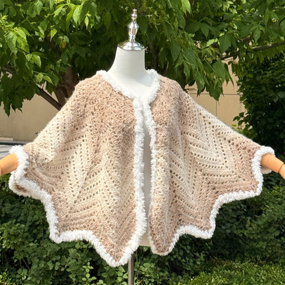 【手編みキット】Yuki Cape（雪ケープ）｜ロングファーヤーンで編む波模様のケープ｜雪のような白いファー＆ポンポン付き｜全17色・2サイズ｜編み図付き