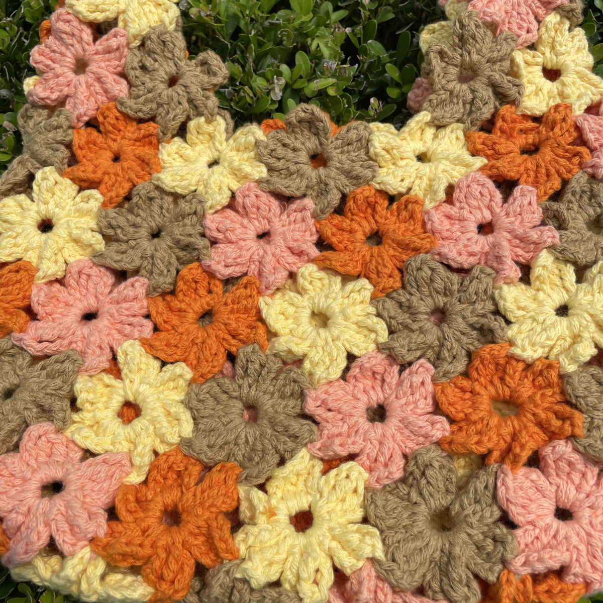 【手編みキット】花飴バッグ（ハナアメバッグ）｜花模様｜綿100％｜ひと続きで編める｜レトロポップな配色｜インナーバッグ付き｜編み図付き（一部動画あり）