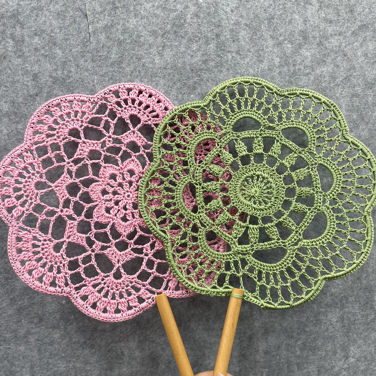 【手編みキット】Ami Uchiwa（あみうちわ）｜レースシリーズ｜毛糸で作る編みうちわ｜花びら型フレーム付き｜ドイリーのような繊細なレース模様｜100％コットン｜編み図付き（一部動画あり）
