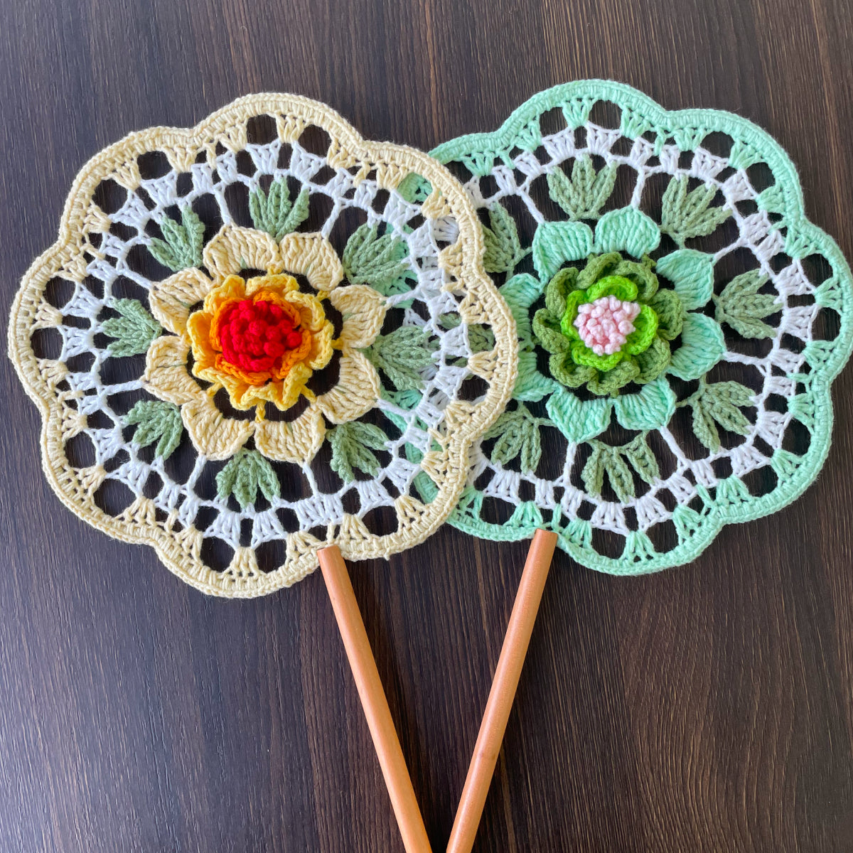【手編みキット】Ami Uchiwa（あみうちわ）｜椿シリーズ｜毛糸で作る編みうちわ｜花びら型フレーム付き｜立体的な椿モチーフ｜編み動画付き