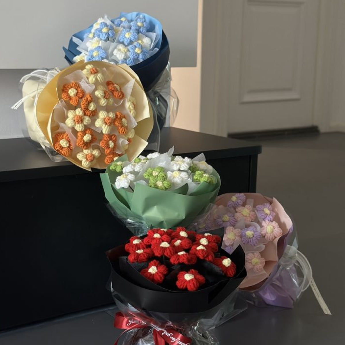 【完成品】ずっと咲き続ける 毛糸の花束（ニットブーケ）｜枯れない手編みフラワー・誕生日やプレゼントに｜全10色・編む手間なし