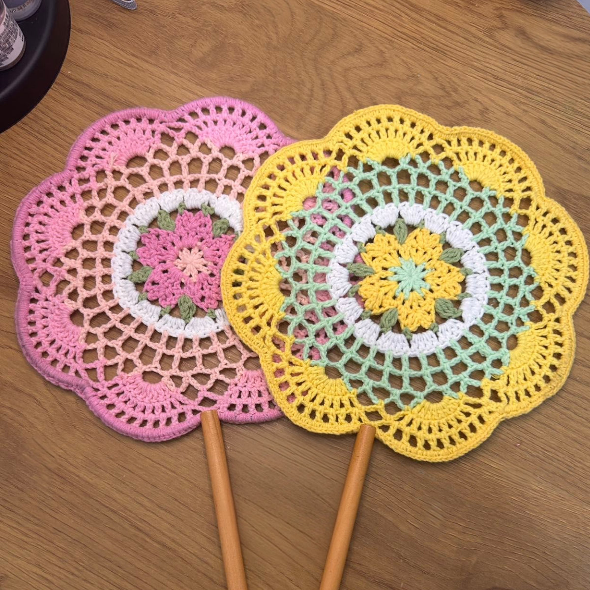 【手編みキット】Ami Uchiwa（あみうちわ）｜桜シリーズ｜毛糸で作る桜の編みうちわ｜花びら型フレーム付き｜繊細なレース編み｜編み図＋編み動画付き