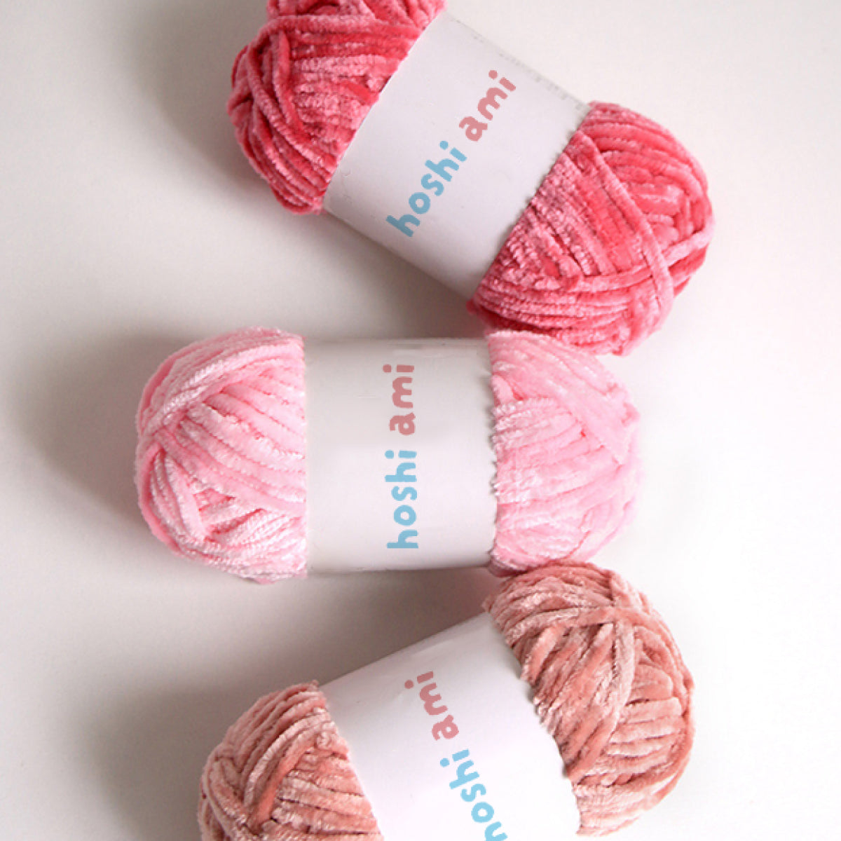 Moco Velvet Yarn（モコベルベットヤーン）100g｜シェニール・モールヤーン｜ベルベットのような艶感の毛糸｜秋冬小物・あみぐるみに｜全50色
