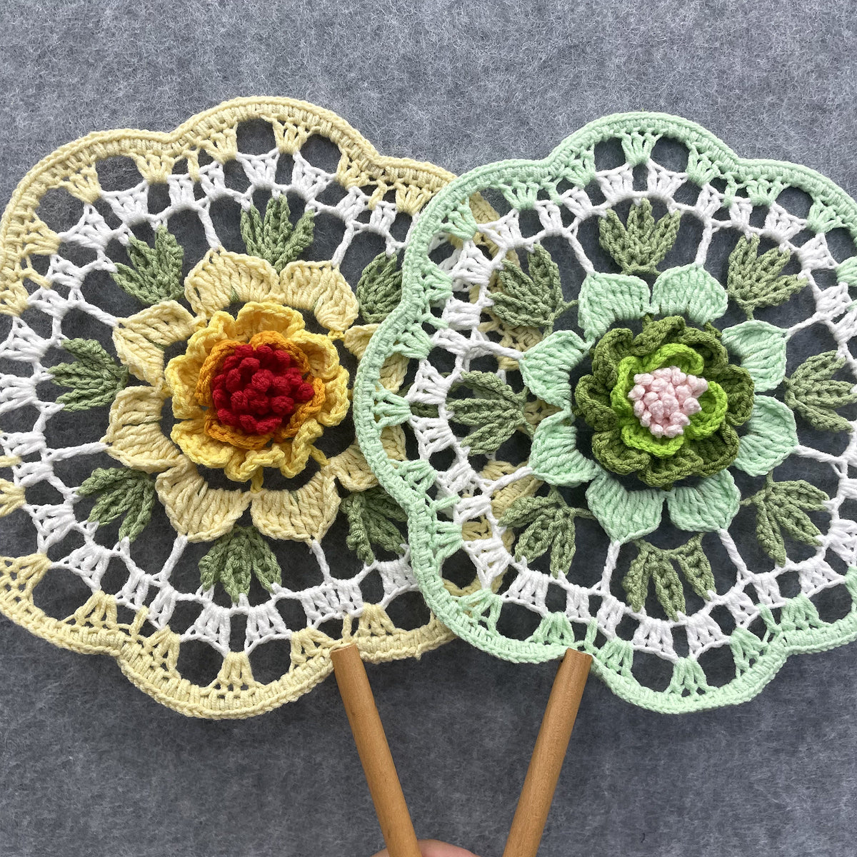 【手編みキット】Ami Uchiwa（あみうちわ）｜椿シリーズ｜毛糸で作る編みうちわ｜花びら型フレーム付き｜立体的な椿モチーフ｜編み動画付き