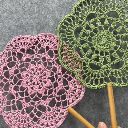 【手編みキット】Ami Uchiwa（あみうちわ）｜レースシリーズ｜毛糸で作る編みうちわ｜花びら型フレーム付き｜ドイリーのような繊細なレース模様｜100％コットン｜編み図付き（一部動画あり）