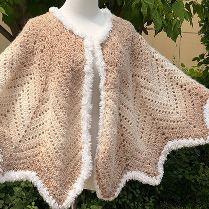 【手編みキット】Yuki Cape（雪ケープ）｜ロングファーヤーンで編む波模様のケープ｜雪のような白いファー＆ポンポン付き｜全17色・2サイズ｜編み図付き
