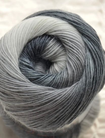 【100g】段染めウールSerenade（セレナーデ ）｜幻想的なグラデーション｜手紡ぎ風シングルツイスト｜ショール・ウェアに